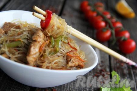 Сразу разложить фунчозу с куриным филе и овощами по тарелкам и подать к столу. Очень вкусно!