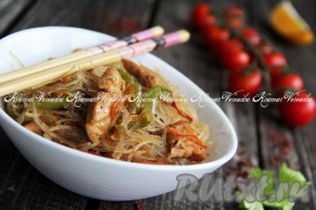 Фунчоза с куриным филе и овощами