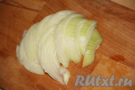 Нарезать тонкими полукольцами лук.