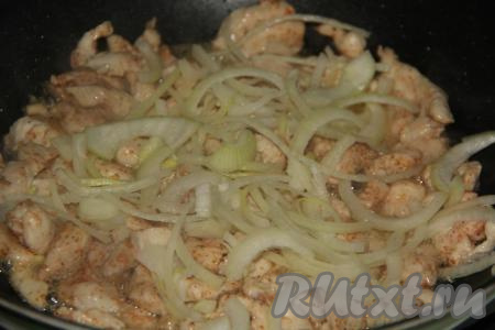 Добавить лук в сковороду и обжарить с курицей в течение 3 минут.