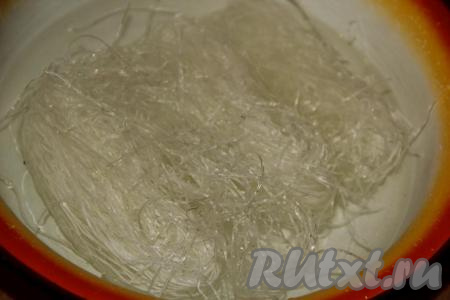 Фунчозу выложить в глубокую миску, полностью залить крутым кипятком и оставить минут на 5.
