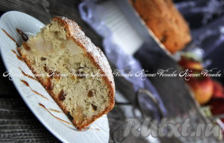 Шарлотка с яблоками и изюмом