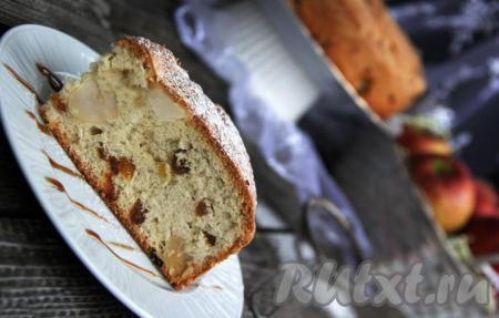 Пирог можно перед подачей посыпать сахарной пудрой. Аппетитную, очень вкусную, воздушную шарлотку с яблоками и изюмом нарезать на кусочки и подать к чаю.