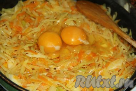 Когда жареная капуста станет мягкой (будет готова), добавить в сковороду яйца.