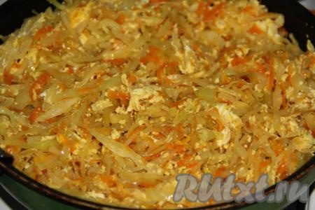 Жарить капусту с яйцами, постоянно перемешивая, пока яйца не схватятся  (в течение 3-5 минут).