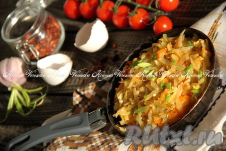 Капуста, жареная с яйцами на сковороде