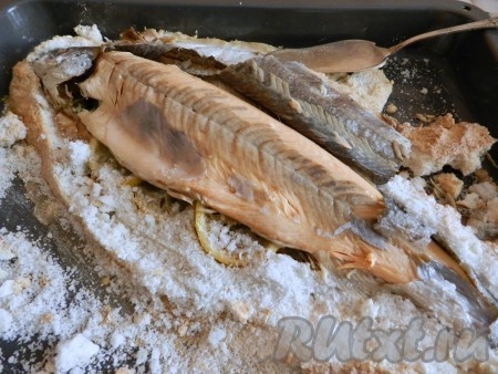 От рыбы очень легко отделяется кожа вместе с чешуей.