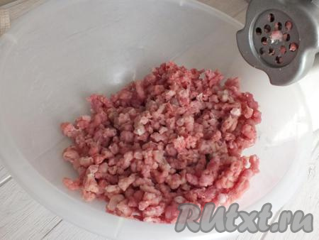 Если у вас есть мясорубка с крупной решёткой, то мясо можно прокрутить на ней.