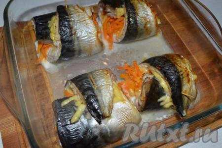 Выложить рулеты из скумбрии с сыром и овощами в форму для запекания, на дно налить 2-3 столовые ложки воды. Отправить форму с рулетиками в духовку, разогретую до 190 градусов, минут на 20-25.