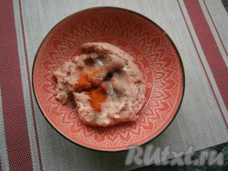 Перекрутить мясо вместе с 0,5 очищенной луковицы через мясорубку (или измельчить в блендере). Добавить к получившемуся фаршу соль, чёрный молотый перец и паприку, тщательно перемешать.
