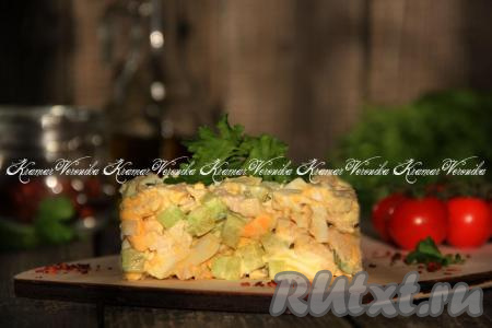 Салат из курицы с яйцами и свежим огурцом