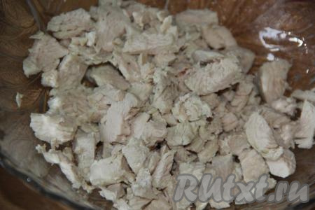 Курицу (у меня куриное филе) отварить в подсоленной воде в течение 25 минут, затем остудить в бульоне. Нарезать курицу на средние кусочки.