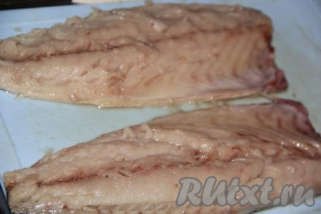 Разрезать рыбу по хребту, удалить основную хребтовую кость и постараться убрать как можно больше костей, в результате мы получим 2 филе скумбрии.
