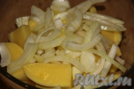 Очистить и нарезать полукольцами лук, выложить к картошке.