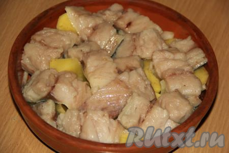 Филе скумбрии нарезать на кусочки шириной 2-3 см, выложить на картофель с луком, слегка посолить.