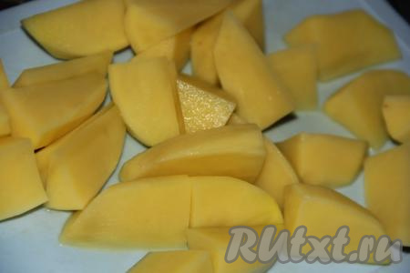 Картофель очистить и нарезать крупными дольками.