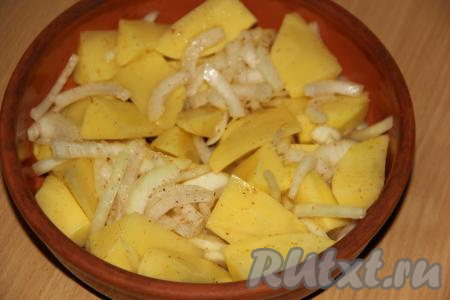 Перемешать картофель с луком и специями, переложить в жаропрочную форму.