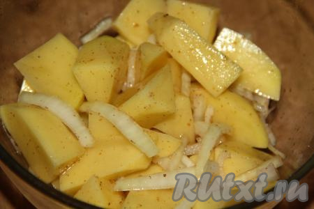 Добавить к картошке с луком соль и специи по вкусу.