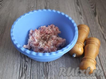 Фарш выложите в миску, посолите и поперчите по вкусу, хорошо перемешайте.