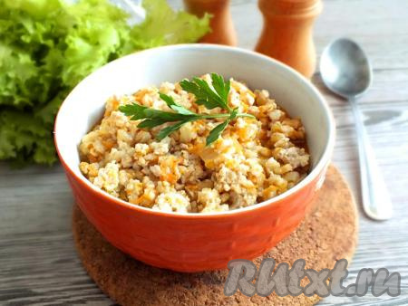 Блюдо получается аппетитным, очень вкусным и сытным. В качестве дополнения к нему можно подать различные консервации. Уверена, что семья вам скажет спасибо за перловку, приготовленную с фаршем в духовке!
