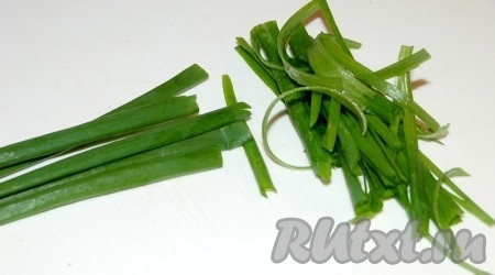 Нарезать зеленый лук. Сначала на кусочки, а потом  вдоль, чтобы получились достаточно тонкие нити зеленого лука.