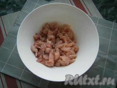 200 грамм куриного филе нарезать тонкими и длинными кусочками, добавить нарезанное чуть меньшими кусочками красное куриное мясо с окорочка.
