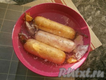 Поместить чашу в мультиварку и выставить режим "Мультиповар" на 1 час с температурой 80 градусов, крышку мультиварки закрыть. Если готовить ветчину в кастрюле, тогда нужно поставить кастрюлю с колбасой на огонь, вода должна хорошо нагреться, но она не должна закипеть (температура варки должна быть не более 80 градусов) и варить 1 час. Готовую ветчину сразу же охладить под проточной холодной водой в течение 5-7 минут.