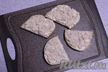 Получившуюся смесь из куриного мяса с чесноком и майонезом выложить на ломти хлеба с сыром.