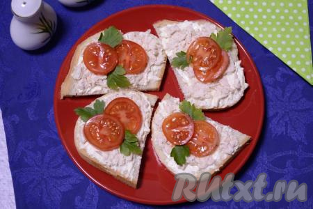 Простые и очень вкусные бутерброды, приготовленные с куриной грудкой и сыром, украсить кружочками свежего помидора и зеленью, а затем можно подавать к столу в качестве закуски или перекуса.