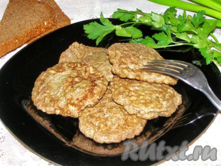 Вкусные, сытные печёночные оладьи, приготовленные с добавлением риса, подаём к столу горячими, дополнив любимым гарниром, овощным салатом и свежей зеленью.