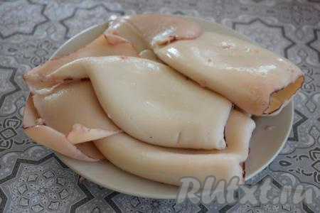 Отваренные тушки кальмаров, очищенные от налёта и прозрачной пленки, готовы к дальнейшему использованию. Такие тушки уже можно употреблять в пищу.