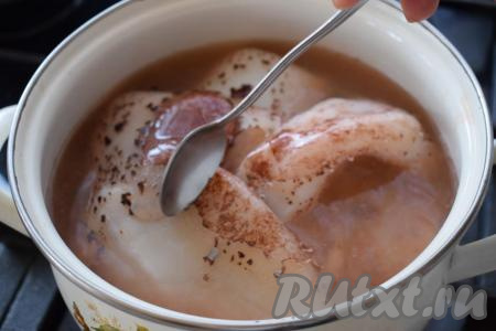 Опускаем в кипящую воду промытых кальмаров и варим их на среднем огне до закипания. Уже в процессе варки тушки кальмаров сами начинают очищаться, с них частично сходит тёмный налёт и, если провести ложкой по тушке кальмара, то ложка без труда счистит тёмную плёночку.