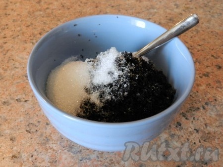 Мак для начинки промыть, просушить и смешать с сахаром.