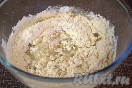 В смесь из воды, сахара, соли и дрожжей всыпать частями муку, просеянную через сито, каждый раз тщательно вмешивая её в тесто.