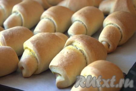 Постные рогалики выпекать минут 25-30 в духовке, разогретой до 180 градусов. Выпечка увеличится в объёме и станет красивого золотистого цвета.