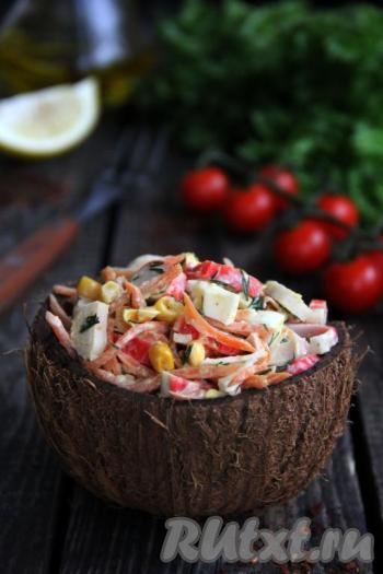 Яркий, вкусный, сочный салат "Валерия", приготовленный с корейской морковкой, кукурузой, яйцами и крабовыми палочками, подать к столу.