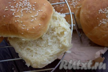 Булочки для гамбургеров, приготовленные в домашних условиях по этому рецепту, получаются очень нежными и пористыми, обязательно испеките!