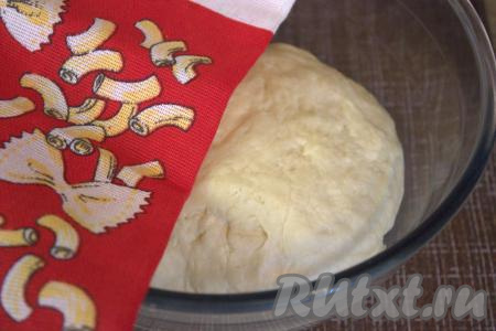 В результате замешивания тесто для булочек получится мягким, приятным в работе, эластичным, не липнущим к рукам, выложить его в миску, накрыть полотенцем и оставить для подъёма на 1-1,5 часа в тёплом, без сквозняков, месте.