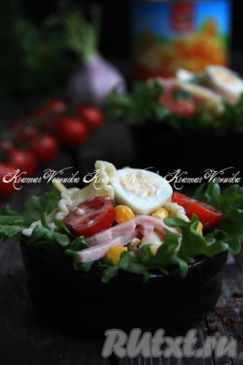 Салат с макаронами, ветчиной и сыром