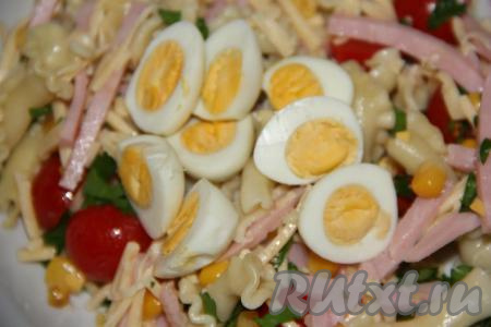 Яйца  предварительно сварить (я взяла перепелиные яйца, предварительно отварив их в течение 5 минут с начала кипения воды, можно взять и куриные яйца, отваренные в течение 10 минут), остудить и почистить. Перепелиные яйца разрезать пополам (если готовите салат с куриными яйцами, то нарежьте их достаточно крупно) и вместе с майонезом добавить в салат, перемешать.