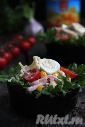 Подать вкусный, яркий и сытный салат с макаронами, ветчиной и сыром к столу.