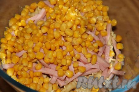 С кукурузы слить жидкость и добавить в салат из ветчины и макарон.