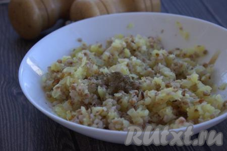 Посолить, приправить по вкусу (я посыпала чёрным молотым перцем), тщательно перемешать получившуюся гречнево-картофельную массу.