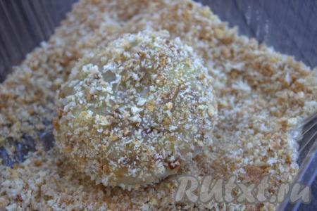 Обвалять котлеты из гречки и картофеля в панировочных сухарях. Подготовленные постные котлеты обжарить на сковороде в разогретом растительном масле  до золотистой корочки с двух сторон (минуты по 3-4 с каждой стороны).