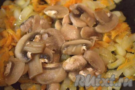 Свежие шампиньоны промыть под проточной водой, нарезать тонкими пластинками (я использовала замороженные грибы) и выложить в сковороду к обжаренным овощам, перемешать и обжарить всё вместе 7-10 минут, не забывая помешивать.