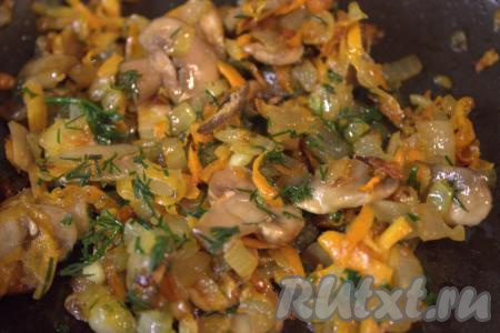 Затем обжаренные грибы и овощи посолить, приправить по вкусу специями, по желанию, можно добавить мелко нарезанную зелень (я использовала укроп), перемешать.