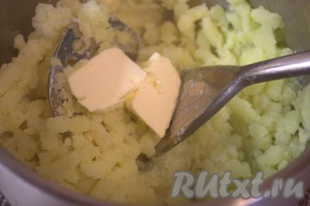 Когда картошка сварится, слить воду, а затем с помощью толкушки размять картофелины, добавить сливочное масло, снова размять.