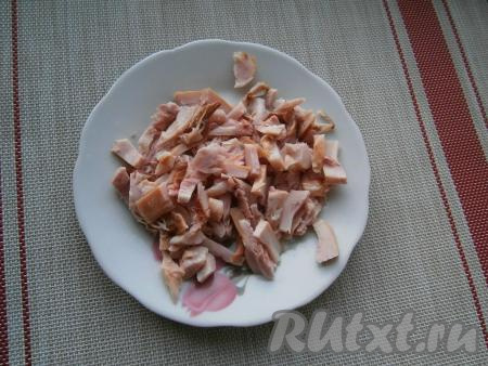 Мясо нарезать небольшими кусочками.