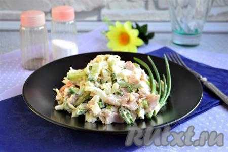 Салат с копчёной курицей, свежим огурцом и сыром