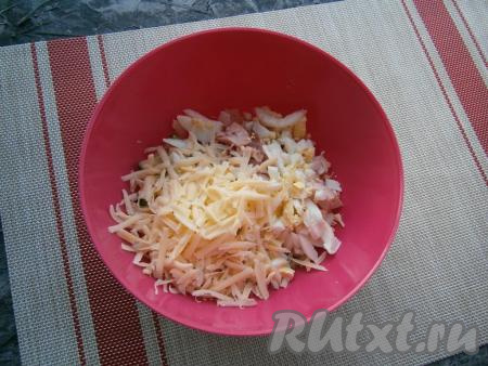 В салат из копчёной курицы и свежего огурчика выложить нарезанные яйца и натёртый на крупной тёрке сыр.